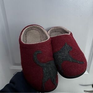 L.L. Bean Women’s 8 Red Wool Cat Daybreak Motif Scuff Slippers